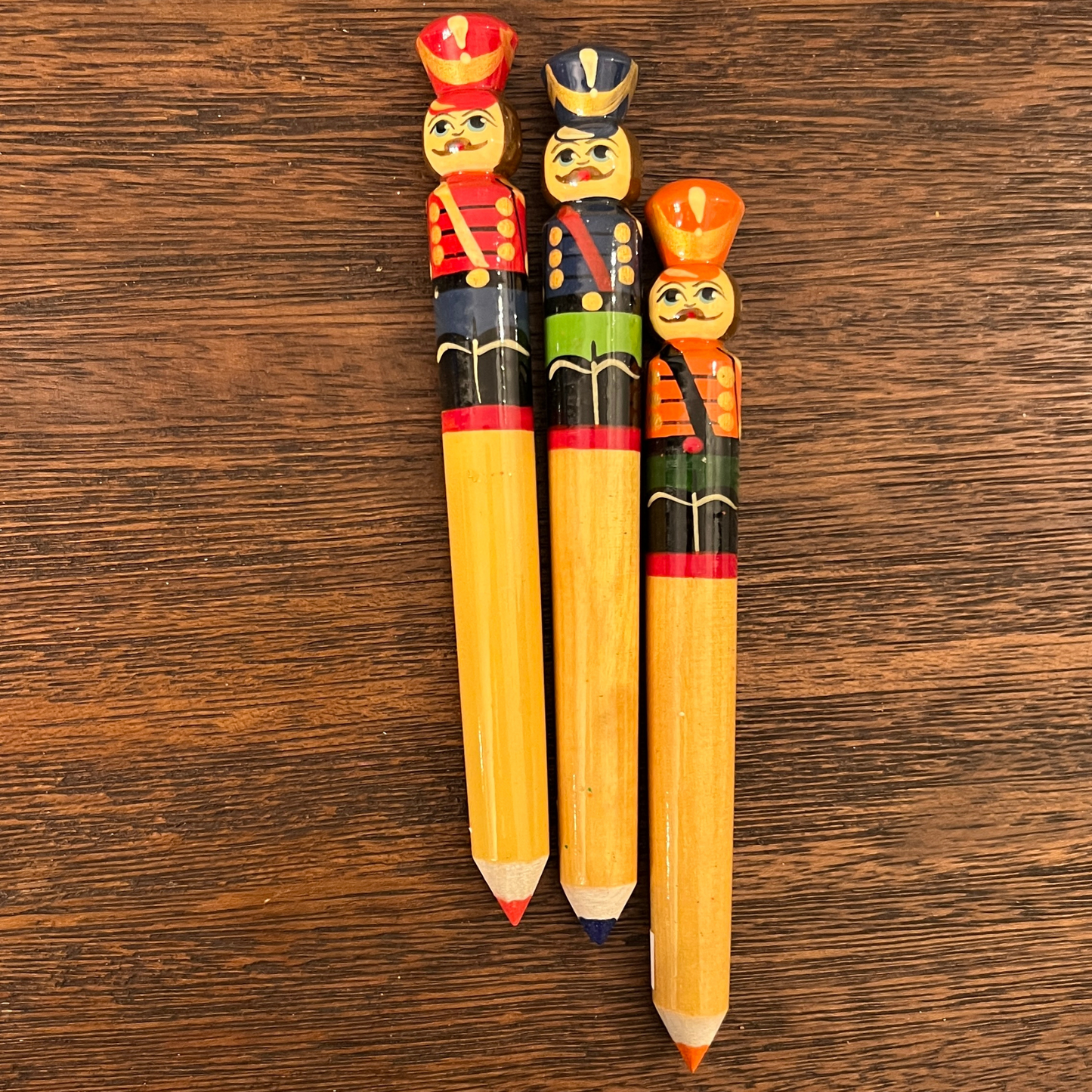 Crayon de couleur casse noisette modèle moyen