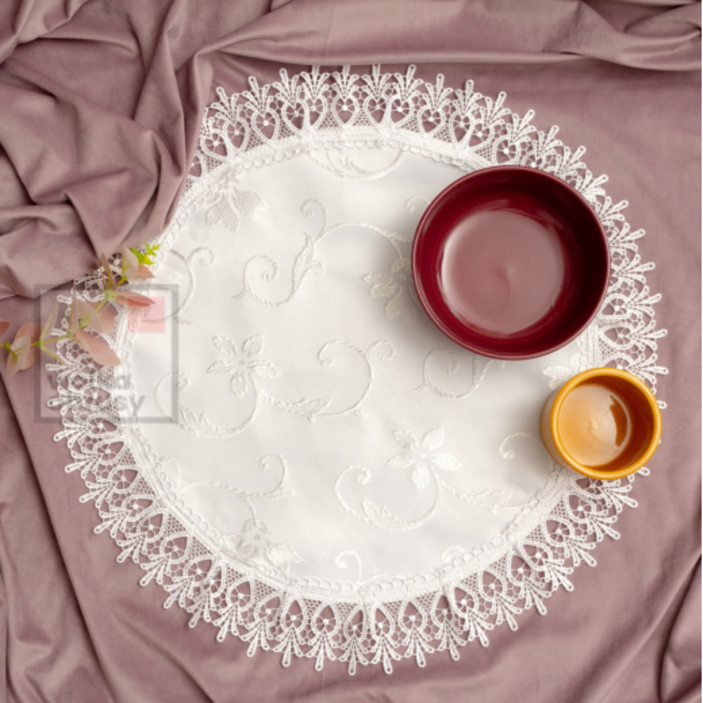 Napperon rond 30 cm en dentelle écrue & fleurs