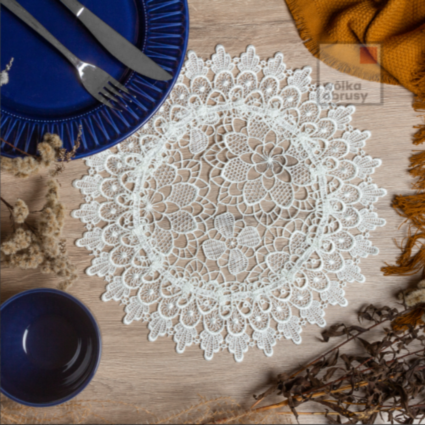 Napperon rond 40 cm en dentelle & motifs floraux