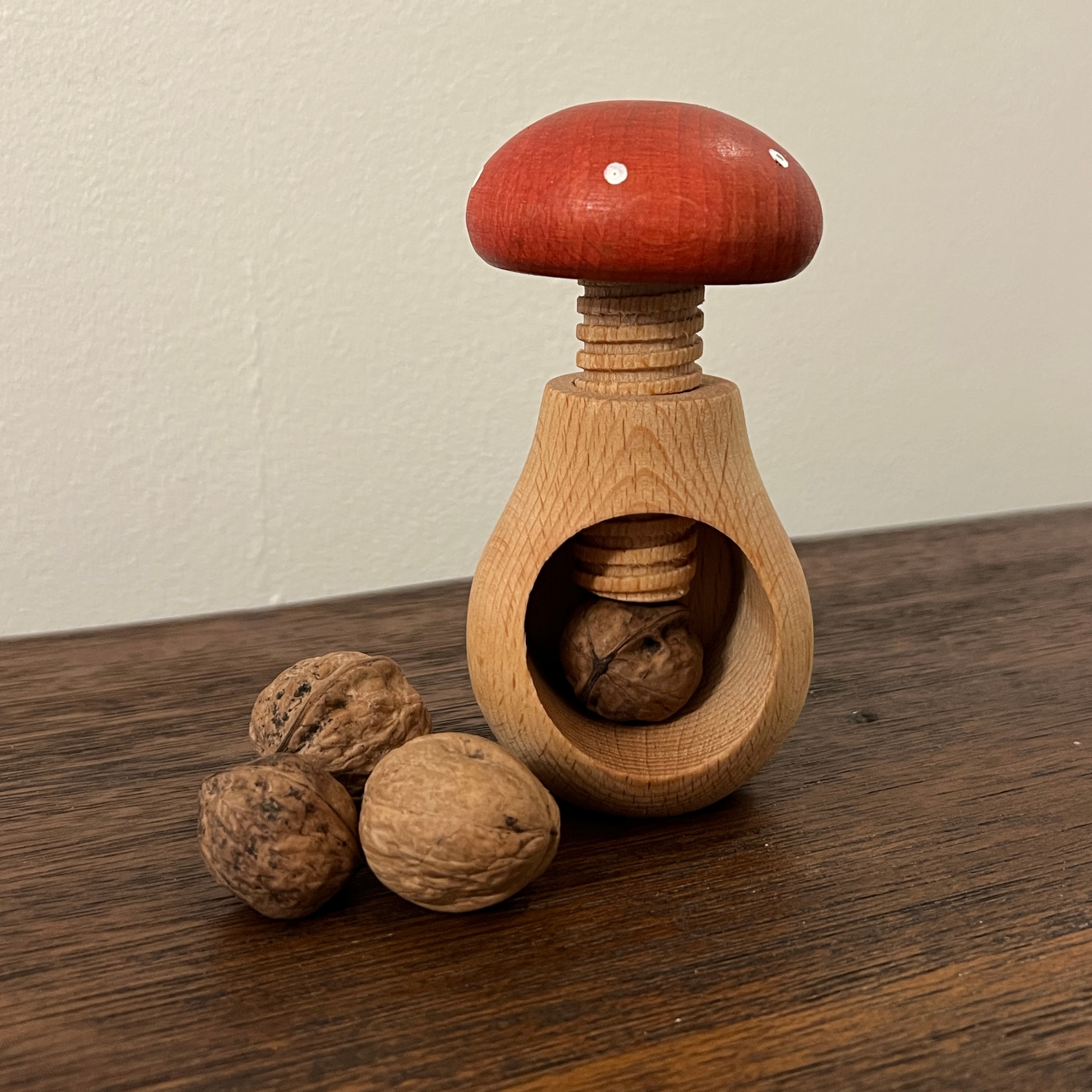 Casse noix en bois en forme de Champignon - Trésors de Pologne